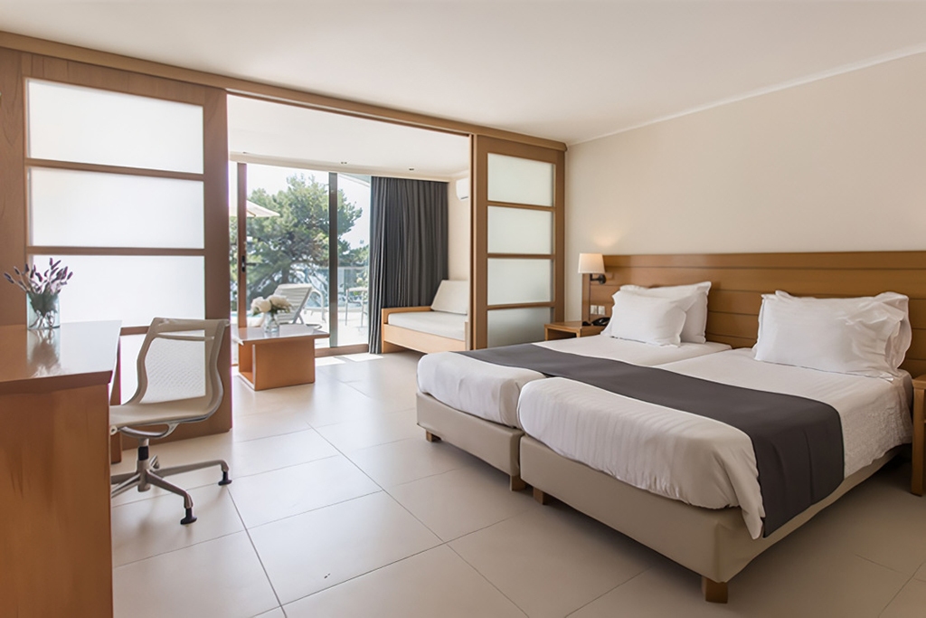 Superior Bungalow with Sharing Pool Sea View / Mouse Island View