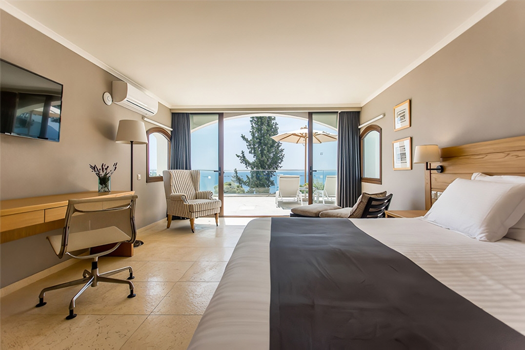 Deluxe Family Bungalow with Private Pool Sea & Mouse Island View